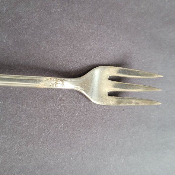 Vintage Wm A Rogers IS Silver Plate Seafood Fork With Ornate Floral Design - Picture 3 of 6